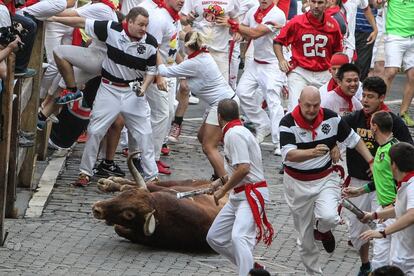 Uno de los toros se ha caído en la entrada al callejón.