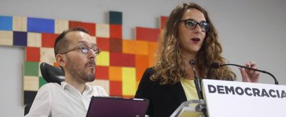 Pablo Echenique y Noelia Vera, tras la reuni&oacute;n de la ejecutiva de Podemos.