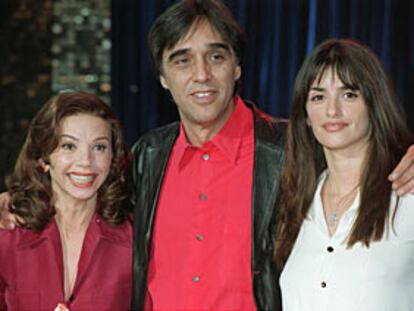 El director de 'Sin noticias de Dios', Agustín Díaz Yanes, con las dos protagonistas, Victoria Abril y Penélope Cruz.