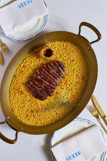 Paella del restaurante español Suelo, en París.