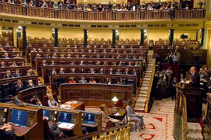 El presidente del Congreso, Manuel Marín, ha abierto en catalán la sesión plenaria. "Benvinguts al Congrés dels Diputats", ha dicho Marín, que ha traducido inmediatamente sus palabras. El saludo a los representantes del Parlamento y del Gobierno catalán ha sido recibido con aplausos por diputados de todos los grupos, salvo el PP.