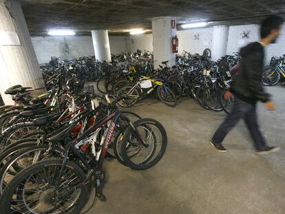Varias bicicletas robadas, de todos los tipos, apiladas en el depósito de San Sebastián.