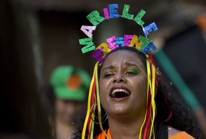 Uma mulher com um adereço em homenagem a Marielle participa do desfile do bloco "Se Benze que dá, no Rio de Janeiro, no Carnaval 2019. 