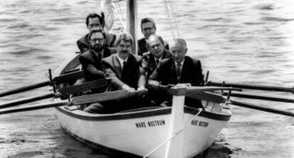 Foto realizada por EL PAÍS para el suplemento olímpico en 1992. En primera línea en el barco, Maragall junto a Samaranch. Detrás, Serra y Pujol. Al fondo, Ferrer Salat y Josep Miquel Abad.