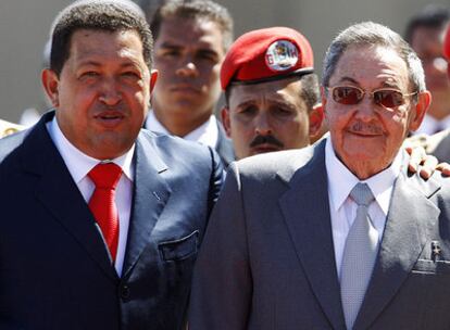 El presidente cubano se reúne con su homólogo Hugo Chávez, en el primer viaje que realiza al exterior desde que asumió la presidencia en julio de 2006