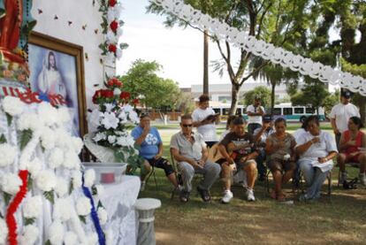 Hispanos contrarios a la ley migratoria de Arizona rezan durante una vigilia en Phoenix, capital del Estado.