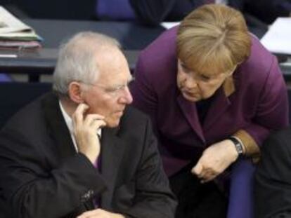 El ministro alem&aacute;n de Econom&iacute;a, Wolfgang Schauble, conversa con la canciller Angela Merkel. 