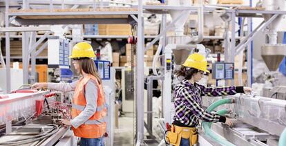 Trabajadoras en una fábrica de transformación de plásticos. 