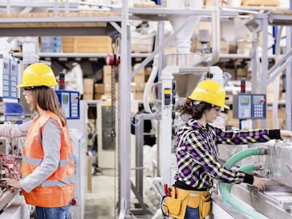 Trabajadoras en una fábrica de transformación de plásticos. 