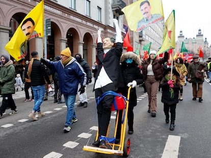 Manifestantes kurdos empujaban un muñeco con una careta de Erdogan, el sábado en Estocolmo.