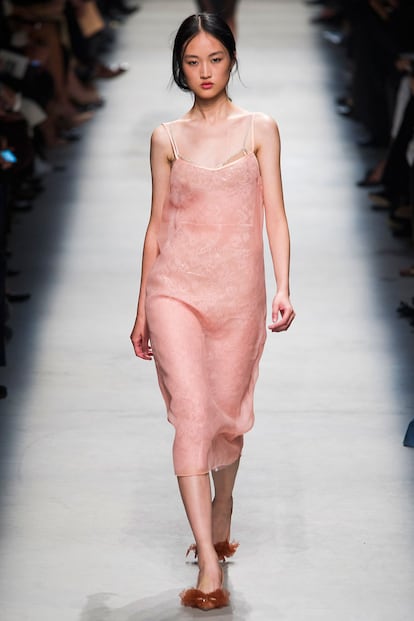 El slip dress se vuelve delicado y romántico para Rochas.