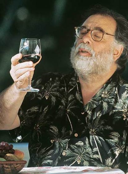 Coppola, con uno de sus vinos.