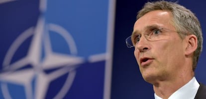 Jens Stoltenberg se dirige a la prensa tras la reuni&oacute;n de ministros de Defensa.