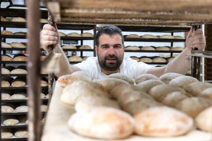 Pedro Heras elabora alrededor de 1.600 molletes al día de manera artesanal en Obrador Máximo, en Benaoján.