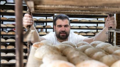 Pedro Heras elabora alrededor de 1.600 molletes al día de manera artesanal en Obrador Máximo, en Benaoján.