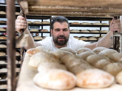 Pedro Heras elabora alrededor de 1.600 molletes al día de manera artesanal en Obrador Máximo, en Benaoján.