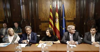 La vicepresidenta del Gobierno, Soraya Saenz de Santamar&iacute;a, junto al ministro de Asuntos Exteriores, Alfonso Dastis; la secretaria de Asuntos Exteriores del Govern, Maria Badia; el delegado del Gobierno en Catalu&ntilde;a, Enric Millo, y el primer teniente de alcalde de Barcelona, Gerardo Pisarello.