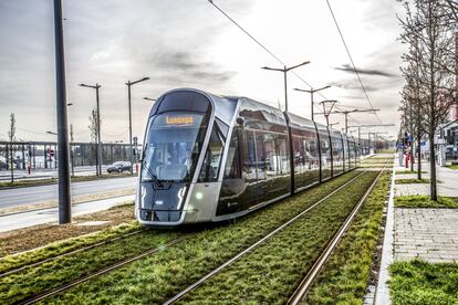 Uma das medidas do governo do liberal Xavier Bettel para seu segundo mandato tem a ver com o transporte público. Andar de metrô, ônibus ou trem será gratuito para todos em Luxemburgo, uma maneira de incentivar seu uso no lugar de veículos mais poluentes.