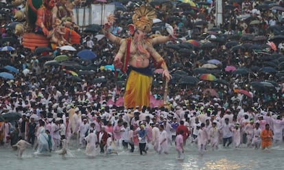 Miles de hinds se preparan para la inmersin de una estatua gigante de Ganesha en Bombay (India), el 15 de septiembre de 2016.