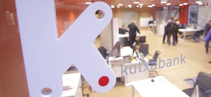 Kutxabank impulsa la vía telemática para reducir durante la epidemia la afluencia de clientes a las sucursales. 