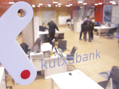 Kutxabank impulsa la vía telemática para reducir durante la epidemia la afluencia de clientes a las sucursales. 