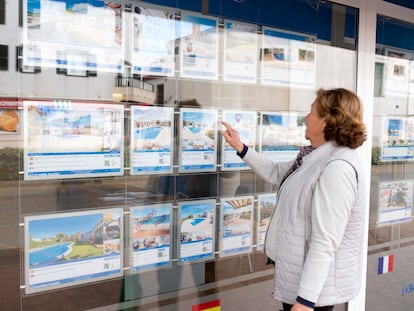 Carteles e inmobiliarias esta mañana en las calles de Menorca.