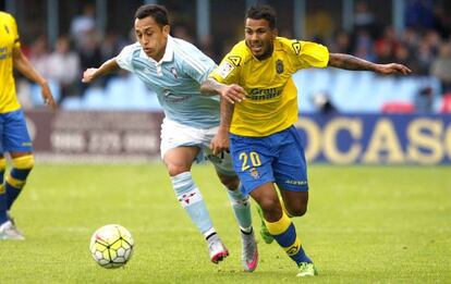 Orellana pugna por el balón con Jonathan Viera