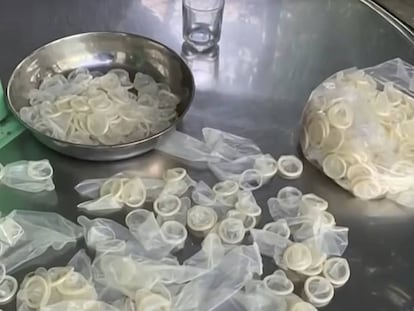 Preservativos incautados en una fábrica de la provincia de Binh Duong (Vietnam).