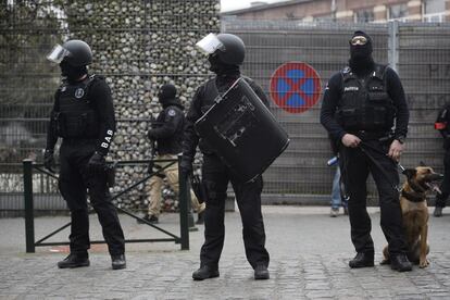El rastro de este yihadista de 26 años vuelve a aparecer. Y esta vez viene acompañado de una operación policial muy cerca de la vivienda de su familia. En la imagen, las fuerzas de seguridad especiales de Bélgica.
