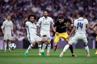 Carrasco intenta irse de Marcelo y Casemiro.