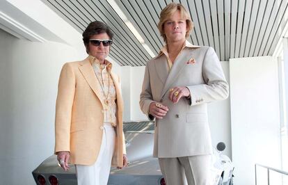 Michael Douglas & Mat Damon. Behind the Candelabra.
Douglas como Liberace, la estrella resplandeciente del piano de metacrilato, y Damon, como su amante y chofer, viviendo sus días de vino y de rosas y trajes a medida color pastel. Dicen que la belleza es aún más difícil de explicar que la felicidad. Subscribimos tan profunda y sensata reflexión a la vista de los hechos.