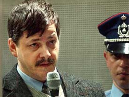 Marc Dutroux se dirige al tribunal tras un cristal de seguridad ayer en el Palacio de Justicia de Arlon.
