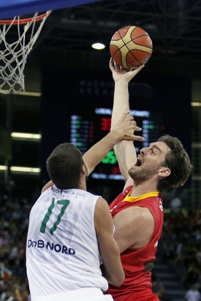 Pau Gasol se dispone a encestar a pesar de Kleiza.