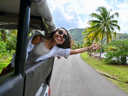 La bloguera mexicana Mariel Galán en una carretera de la Polinesia Francesa.