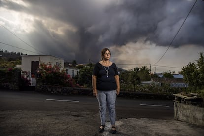 Ángeles Nieves, directora del colegio Los Campitos, arrasado por la lava en la localidad de El Paraíso, fotografiada en su casa, con el volcán de fondo. Las clases se suspendieron en la isla y los alumnos de este centro no han podido volver a las aulas hasta casi un mes después.