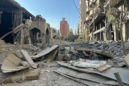 Escombros tras un ataque israelí en el barrio de Dahiye, en Beirut, este martes.