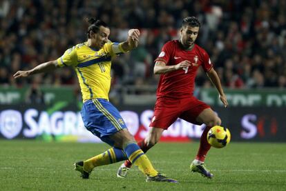 Zlatan Ibrahimovic intenta controlar un balón ante el portugués Miguel Veloso.