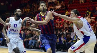 Juan Carlos Navarro intenta penetrar ante el jugador del CSKA Nenad Krstic y de Jeremy Pargo, en una imagen de archivo.