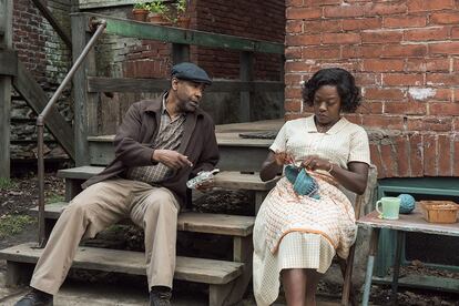 Viola Davis junto a Denzel Washington en un fotograma de ‘Fences’, cinta por la que Davis se llevó el Oscar en 2017.