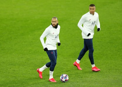 Neymar e Mbappé treinam antes do jogo em Dortmund.