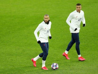 Neymar e Mbappé treinam antes do jogo em Dortmund.