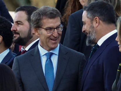 El líder del PP, Alberto Nuñez Feijóo, conversa con el presidente de Vox, Santiago Abascal, en el desfile del día de la Fiesta Nacional, en octubre de 2022.