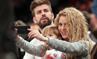 Gerard Piqué y Shakira con su hijo Sasha en un partido de baloncesto en Nueva York en diciembre de 2017.