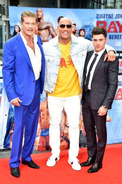 Los protagonistas masculinos, David Hasselhoff, 'The Rock' y Zac Efron, juntos en la alfombra roja de Berlín. Cada uno a lo suyo: Hasselhoff está a punto de increpar a alguien, The Rock está preparado para que sus gafas de sol parapeten todos los 'flashes' y a Zac se le ha quedado un ojo pipa tratando de seducir a la cámara.