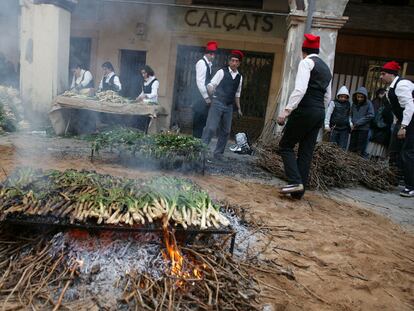 Una hora y media de espera para comer 'calçots' en Valls