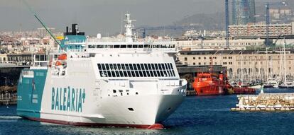 Un barco de Balearia en el puerto de Barcelona.