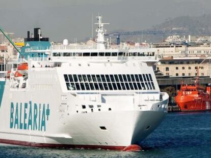 Un barco de Balearia en el puerto de Barcelona.