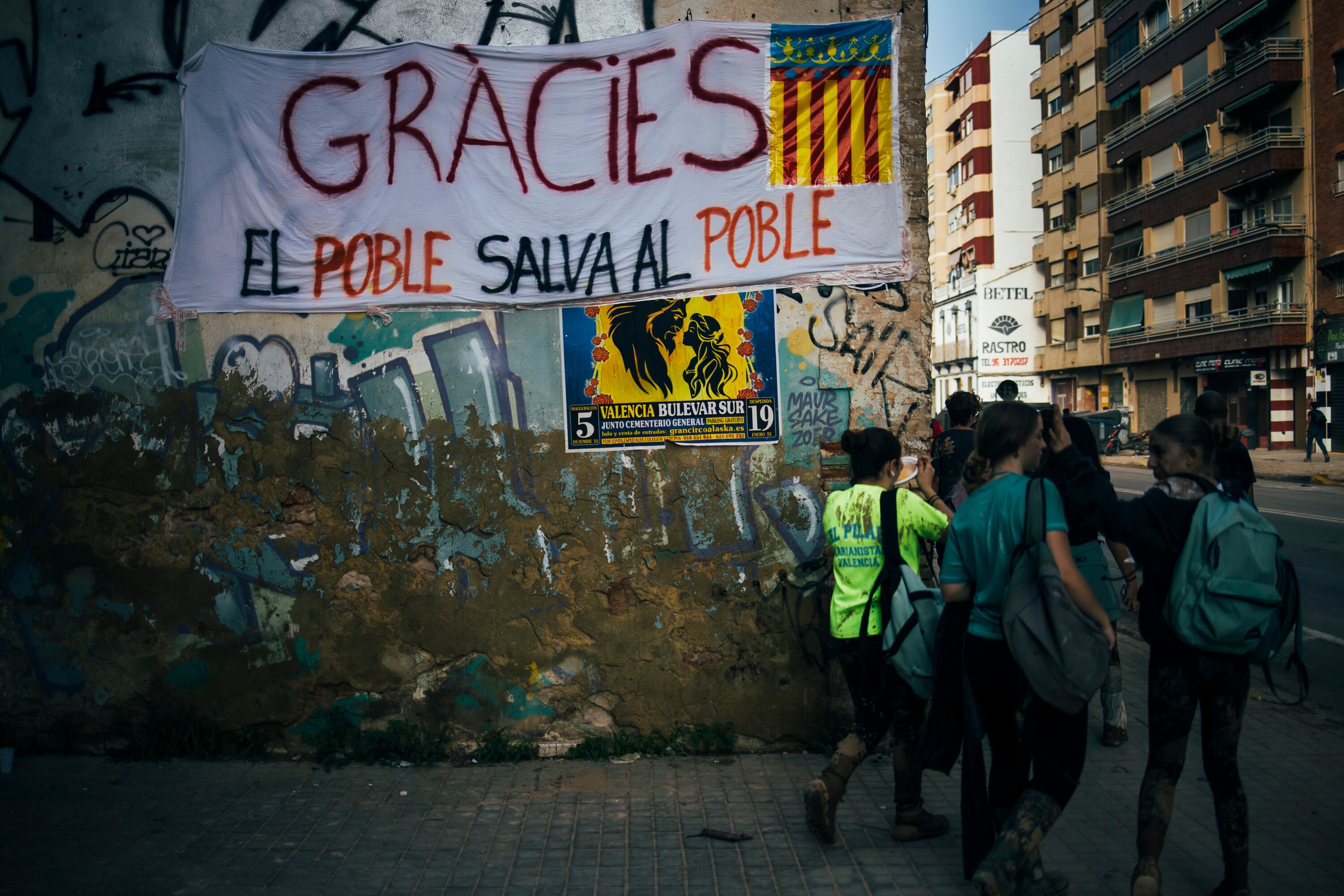 Un grupo de voluntarios, tras una jornada intensa de trabajo, este lunes en una calle de Valencia.