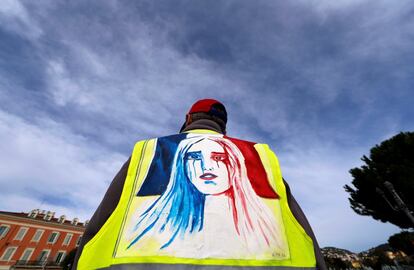 Un 'chaleco amarillo' durante la manifestación en Niza, este sábado.