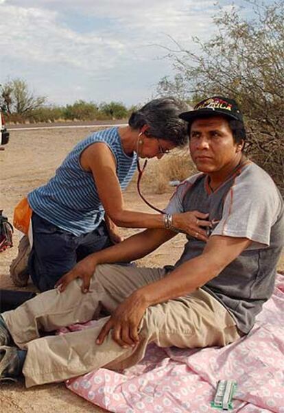 Una voluntaria médico atiende a un inmigrante irregular en Arizona.